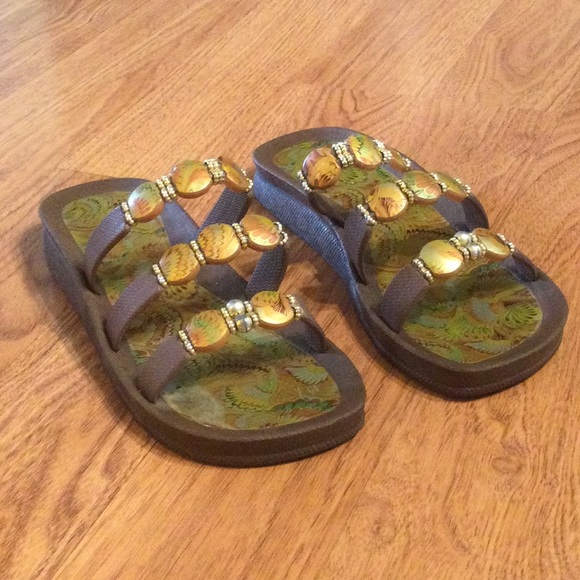 Rubber Sole Fancy Sandal w/ Beads Strap Design - Picture 2 of 6